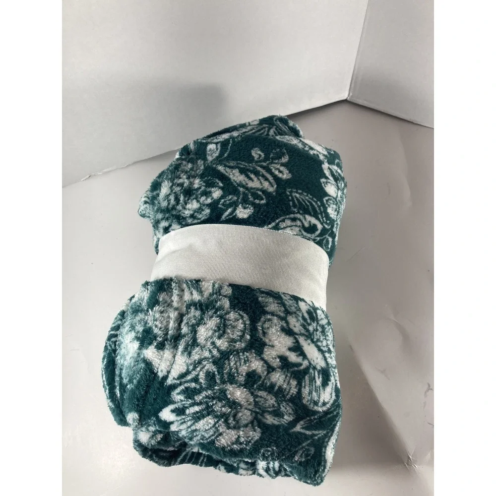 NO Sew Throw Kit   Christmas fleece New 50
